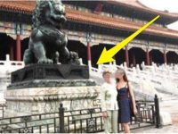 一名女網友分享和奶奶去「北京故宮」出遊的照片，才剛打開爺爺竟「臉色鐵青」大喊「很危險，快刪掉」