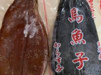 網友問：冰3年的烏魚子變黑色「還能吃嗎？」一看照片，網友全嚇壞了