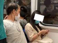 坐火車遇阿伯緊盯女乘客，她機警用手機幫助！網友感動：世界因妳而美好