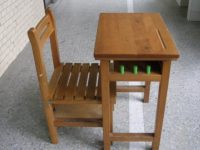國小課桌椅「神祕圓柱」真實用途曝光，網驚長知識：以為是掛勾