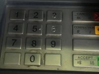 領錢時發現按鍵上的6掉漆了，他發網問「大家密碼是不是都有6？」...原來巧合不只一個啊！