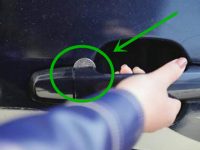 副駕駛車門被塞上一枚硬幣，要小心可能是被盯上了！
