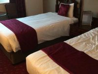 飯店的床尾大部分都有「一塊布」，原來是有特殊用途！