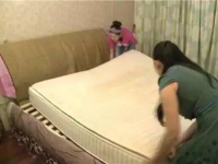 人妻打掃發現「床無法移動」 掀開床墊後「場面超壯觀」秒問罪：藏夠深啊