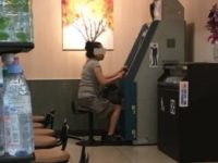 大媽半夜「霸佔」ATM「領錢又存回」!網友苦等20分鐘!內行秒懂暗黑用途:賺很多 大媽半夜「霸佔」ATM「領錢又存回」!網友苦等20分鐘!內行秒懂暗黑用途:賺很多