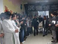 女兒意外離世！火化時發現「裙子異常」，起疑「掀開白布」我跪謝工作人員