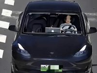 特斯拉車主違規被拍!她不解「有係安全帶、也沒玩手機」好冤,網友:還是疏忽了1點 特斯拉車主違規被拍!她不解「有係安全帶、也沒玩手機」好冤,網友:還是疏忽了1點