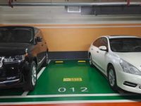 車位在中間！鄰居「壓線停車」根本停不進去，投訴後卻被慘遭被罵，PO文求救「網友的主意」絕了