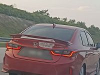 下班遇到龜速車超火大！靠近看到他「後車箱貼紙」不氣了！