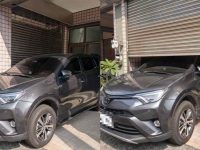 家門口被停車！他怒把「鐵門拉一半」等車主道歉，半天後出門一看傻了