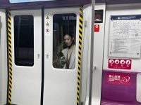 坐晚班車回家，餘光感覺「車外有人看自己」，女乘客嚇傻：半條命快沒了