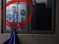 女子深夜出門一抬頭「嚇到腿軟」！窗戶驚現詭異情侶「站立微笑」，知情人曝內幕網：太可怕了吧