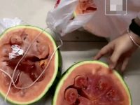 老人穿舊衣路邊賣西瓜,女大生不捨一口氣5顆全包,帶回宿舍切開後傻眼:這輩子沒見過 老人穿舊衣路邊賣西瓜,女大生不捨一口氣5顆全包,帶回宿舍切開後傻眼:這輩子沒見過