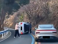 盤山公路偶遇「三個顏色的地線」！他直言「拿駕駛證10年都不知道」，網笑：見識太短