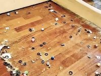 租客搬走後，房東掀開床墊驚呆！眼尖網友道出「1細節」全網笑噴