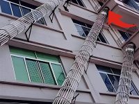 太傻眼了！樓上突安裝「詭異滑梯」 全樓陷恐慌 「真相」曝光後，所有人都氣炸了