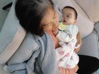 小夫妻「人間蒸發5日游」回家驚見！50歲婆婆抱1歲兒，躺沙發「一動不動」崩潰大哭：我知道錯了