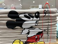 逛UNIQLO發現「店員傑作」！多件T恤「疊摞」側面竟藏「隱藏版米奇」，客人反而不敢買