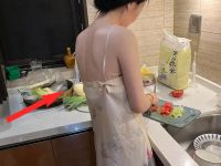 他炫耀「老婆做飯背影」超幸福,網友火眼金睛:「這背看著不對勁」專業人士急勸:夫妻快來醫院 他炫耀「老婆做飯背影」超幸福,網友火眼金睛:「這背看著不對勁」專業人士急勸:夫妻快來醫院