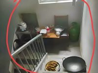 誇張鄰居竟在樓道「生火做飯」，我偷偷用了「狠招」，他半夜哭著跟我道歉