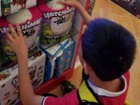 奧客媽「縱容孩摔玩具」還嗆聲「大不了我買!」店員不吵不鬧「只說一句話」讓她當場臉色慘白,網嗨:完美現世報 奧客媽「縱容孩摔玩具」還嗆聲「大不了我買!」店員不吵不鬧「只說一句話」讓她當場臉色慘白,網嗨:完美現世報