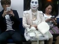 夭壽哦！捷運驚現恐怖「白臉女子」，眼尖網友發現她脖子「1細節」後狂刷：快報警