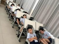 開學驚見「國小椅子放平」直接午休，「1處巧妙設計」驚呆全網，家長狂刷：全國推廣