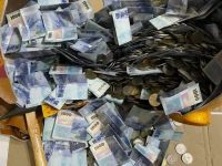 存了一整年！他打破豬公看到「一片藍藍紙鈔海」算出總額後嚇爛：太扯了！