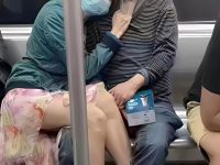 車廂驚見男子「皺眉躲貼妹」！網得知「兩人關係」笑瘋：難怪臉這麼臭