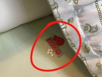 女兒枕頭下驚見「白色藥丸」！媽媽嚇到腿軟　網友急喊：快看是不是這個！