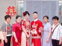 新婚夫妻拍全家福,收到照片卻毛骨悚然!一個「詭異細節」讓他們冷汗直流 新婚夫妻拍全家福,收到照片卻毛骨悚然!一個「詭異細節」讓他們冷汗直流