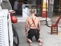 逆子跪家門前「負荊請罪1個月」　爸媽冷眼不理！知情人揭真相　網友怒轟：滾！