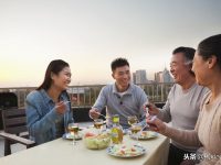 初次去女友家！準岳母吃飯時「為我夾了3次菜」　他才驚覺「這女孩不能娶」：是我高攀了...