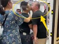 捷運驚見兩男互親！乘客搖頭嘆傷風敗俗，「真相曝光」眾人慚愧低頭：錯怪他們了