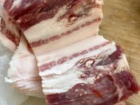 超市買「五花肉」回家，切開後頓時傻眼！他曬照求助網嚇：立馬報警