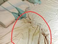老公「睡過的床」根本沒眼看！她崩潰求助「為何每晚洗澡，床單依舊焦黃」，網友：是你的問題