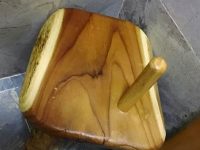 朋友家浴室小木凳上「多一根木棒」,她皺眉「真會玩」,網爆「真實用途」笑了 朋友家浴室小木凳上「多一根木棒」,她皺眉「真會玩」,網爆「真實用途」笑了