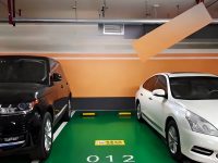 她買中間車位慘成「夾心餅」!兩側鄰居狂壓線停好停滿…網友「1絕招」讓旁邊兩車再也不敢越線 她買中間車位慘成「夾心餅」!兩側鄰居狂壓線停好停滿…網友「1絕招」讓旁邊兩車再也不敢越線