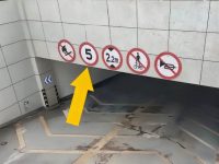 停車場5個標識「唯獨數字5看不懂」！他看不懂求助，網友熱心解答：老司機都懂