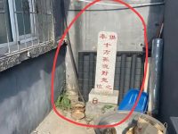 驚見鄰居陽台供奉牌位！看清碑文嚇傻「供奉對象超瘆人」PO網引出內行急喊：別打擾，他在積德