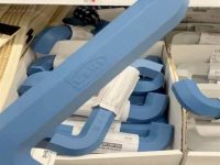 逛IKEA看到「超巨大藍色扳手」好奇到底鎖什麼，仔細一看「發現意外用途」：真的沒想過