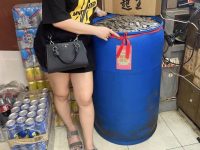 老闆娘放話「店裡零錢桶，能抱走全送你」顧客用盡全力卻絲毫未動，網友估出總價：不要也罷！