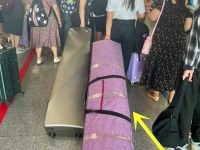 機場遇人拉「超大行李箱」，路人驚以為棺材！得知「真相」才鬆了一口氣：是我見識短淺了