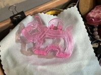 老公突送小禮物！人妻看到「粉色狗狗髮夾」嗨喊好幸福，老司機一看忙勸：趕快離婚！