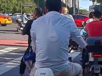 騎車上班被同事笑「炫耀有老婆」！他照鏡子見後背異樣…當場臉紅到下班