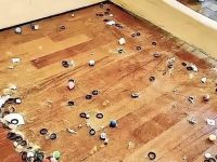 租客搬走後，房東掀開床墊驚呆！眼尖網友道出「1細節後」全網笑噴