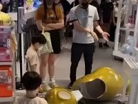 兒子商場摔東西抗議「不買就不走」！媽媽沒打沒罵「當場做1事」網讚：最高境界的教養